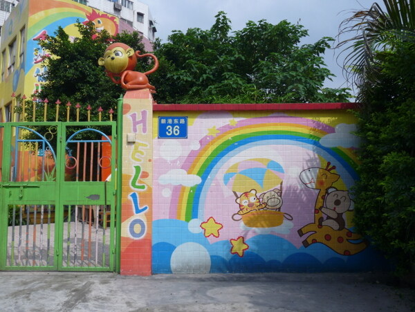 幼儿园的彩虹墙图片