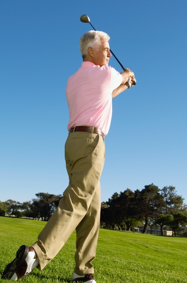 打高尔夫球的老人图片