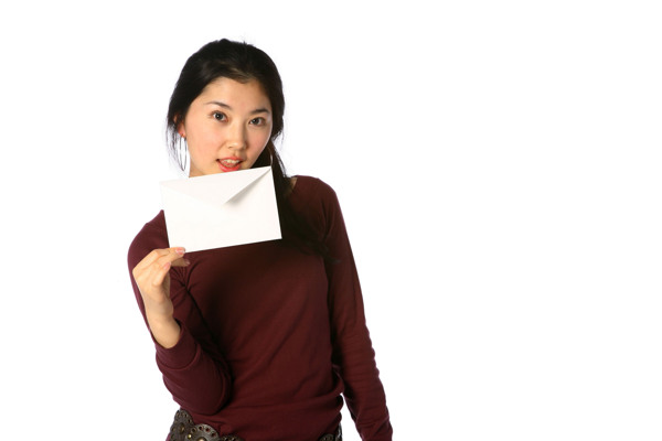 手拿信件的韩国美女图片