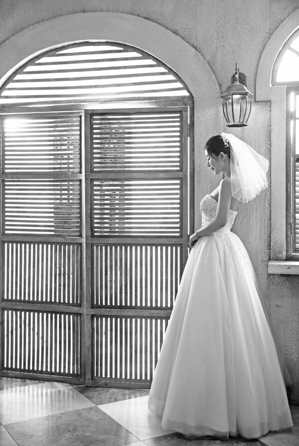 站在窗前的新娘美女图片