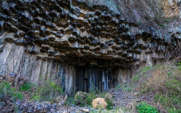 石舍火山岩柱状节理岩图片