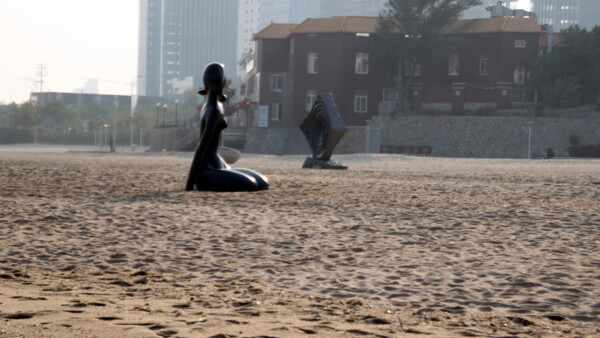 海滩雕像图片