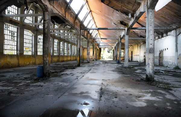 废弃的厂房图片