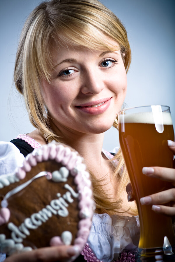 喝啤酒的时尚女生图片