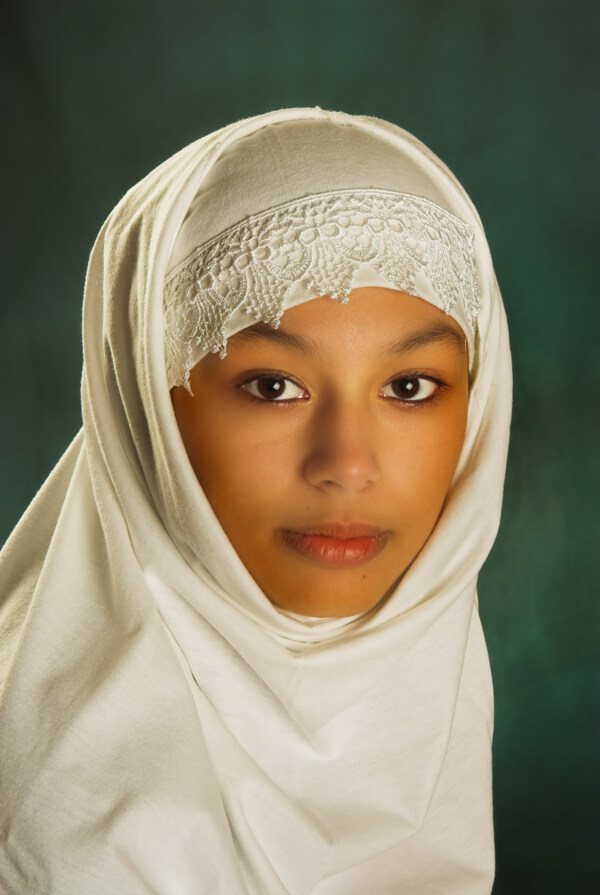 戴白色头巾的外国女人图片