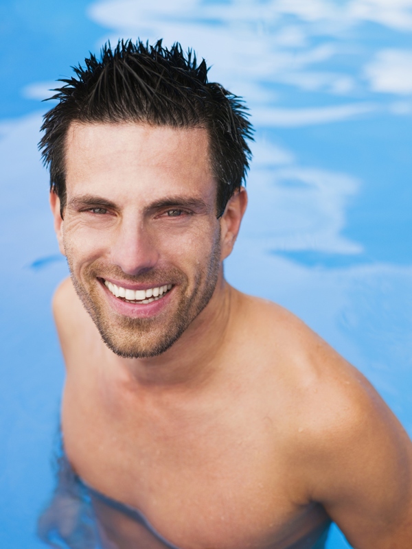 游泳池里的外国男士图片