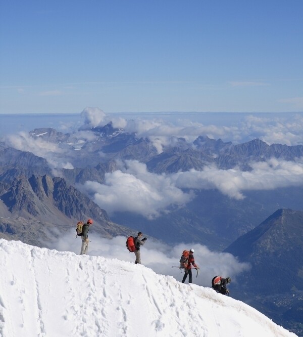 群山雪山云海攀登探险人物远景协作图片