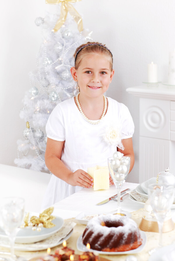 可爱小女孩与圣诞节蛋糕图片
