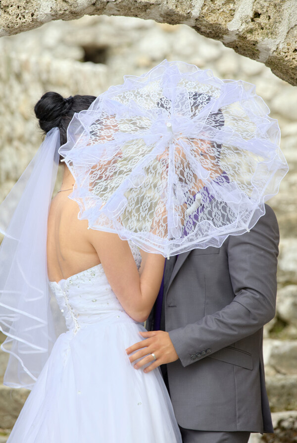 伞后面的夫妻图片