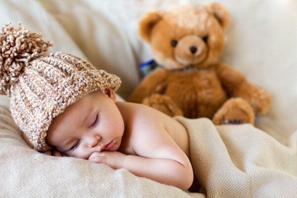 戴着帽子睡觉的宝宝图片