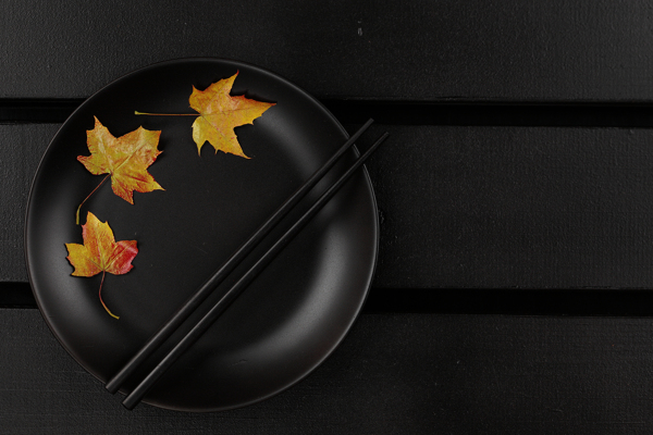 平底锅里的三片枫叶图片