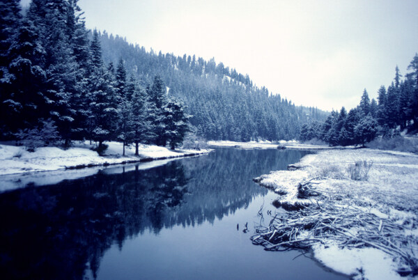 雪山湖泊风景图片