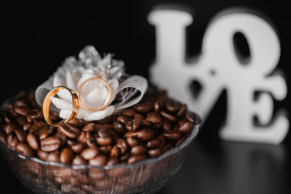 咖啡豆上的戒指图片