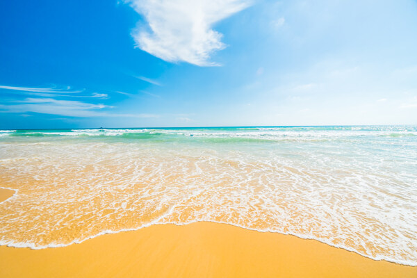 蓝天金黄沙滩