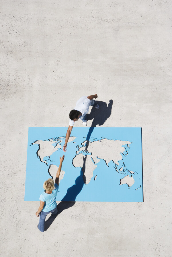 跨过世界地图牵手的人图片