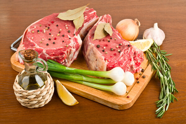 菜板上的鲜肉图片
