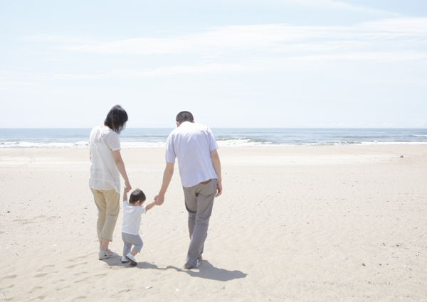 海滩沙滩散步的一家人图片