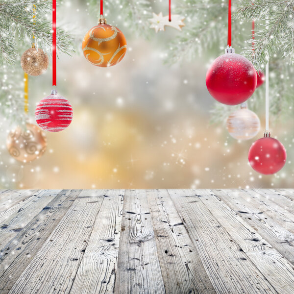 圣诞球与木板背景图片