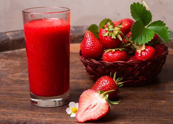 草莓鲜榨果汁