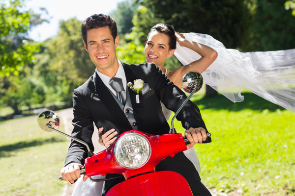 骑电瓶车的新郎和新娘图片