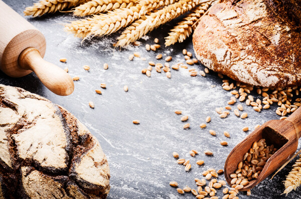 西式麦子粗粮面包图片