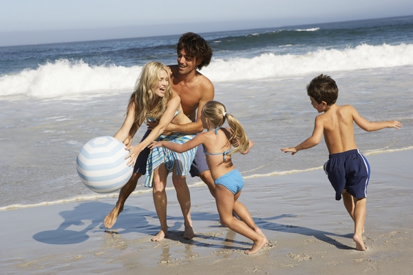 海边玩的一家人图片
