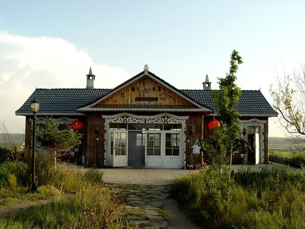 蓝天白云下的草原木屋饭店图片