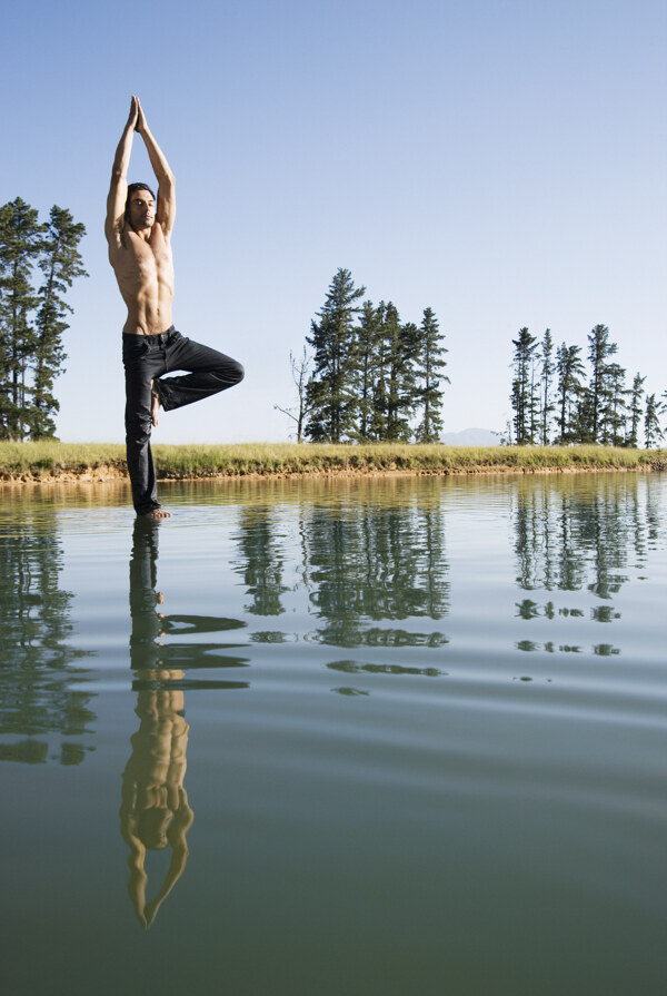 水面上练瑜伽的男人图片