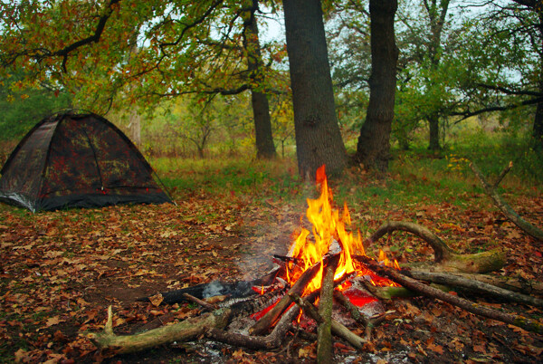 露营帐篷与篝火