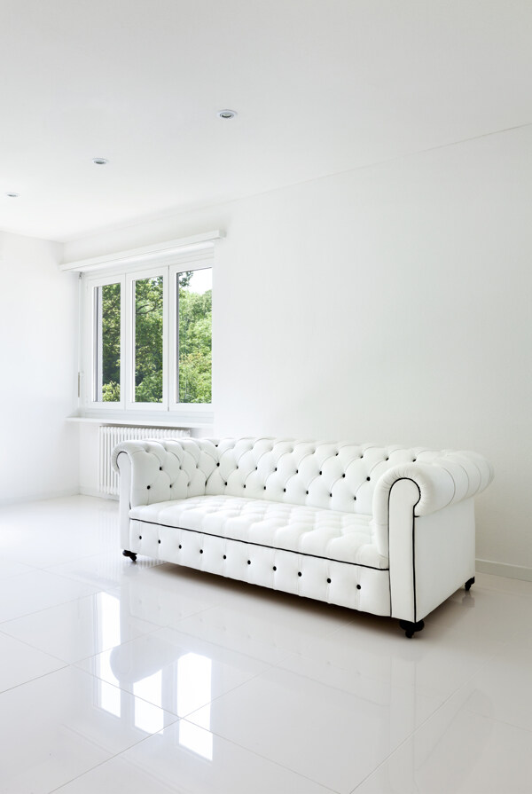 墙角的白色沙发