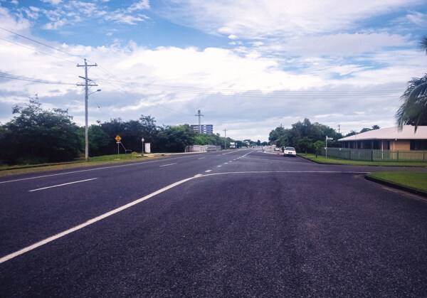 蓝天白云下的澳洲马路