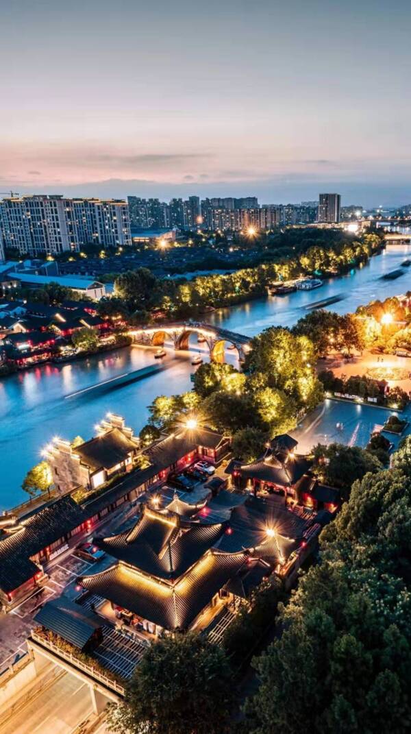 美丽的河边城市风景图
