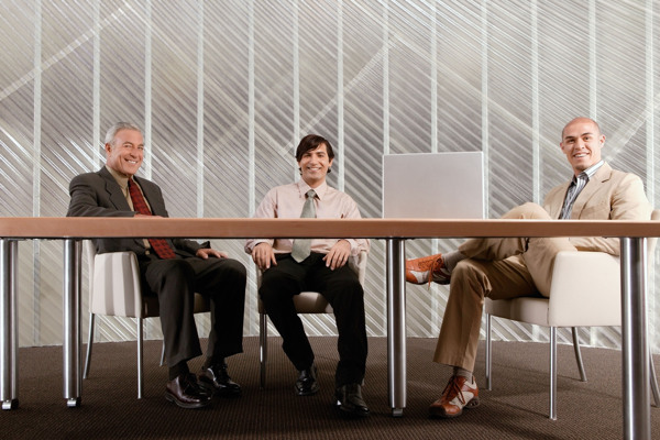 会议室的三个男人图片