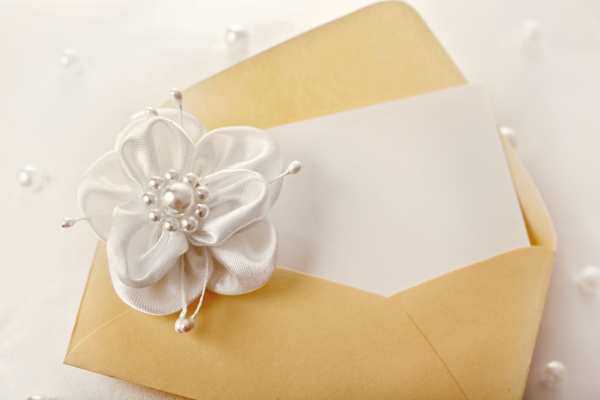 信封与珍珠花图片素材