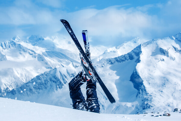 雪山和滑雪的运动员图片