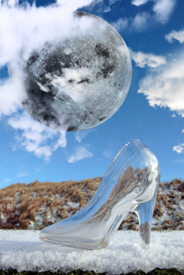 雪地上的玻璃鞋与冰球