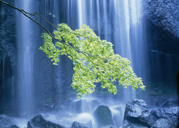 高山流水瀑布景色图片