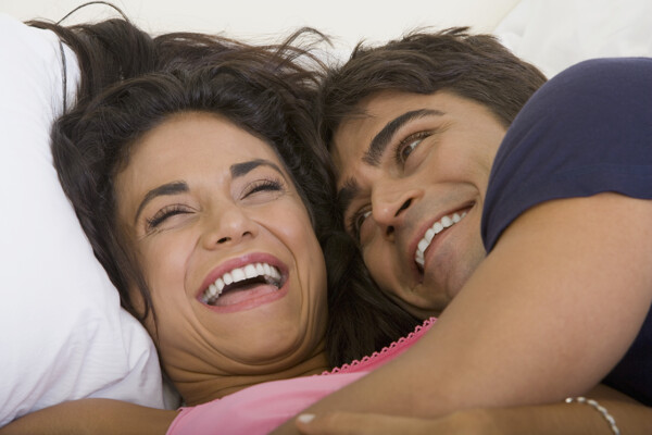 睡觉时幸福微笑的外国夫妻图片