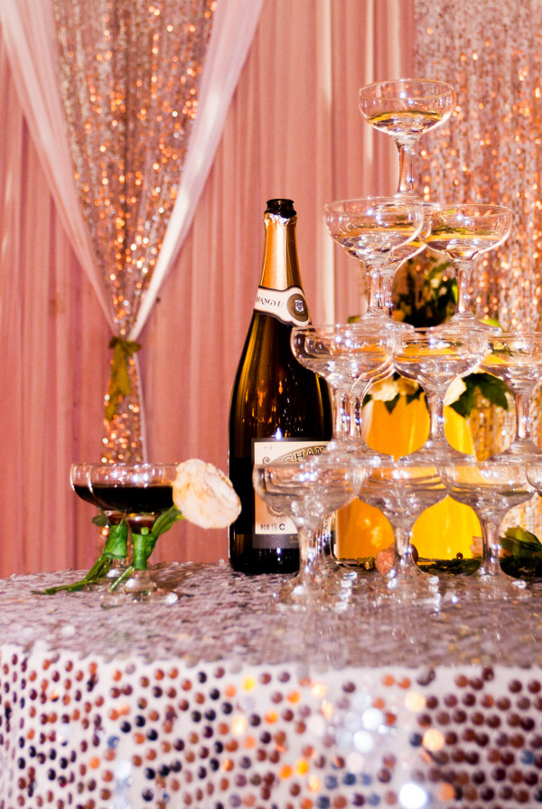 婚礼上的交杯酒和香槟图片