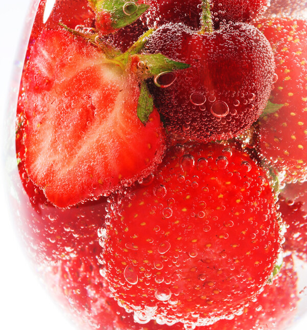 杯中新鲜草莓水果图片
