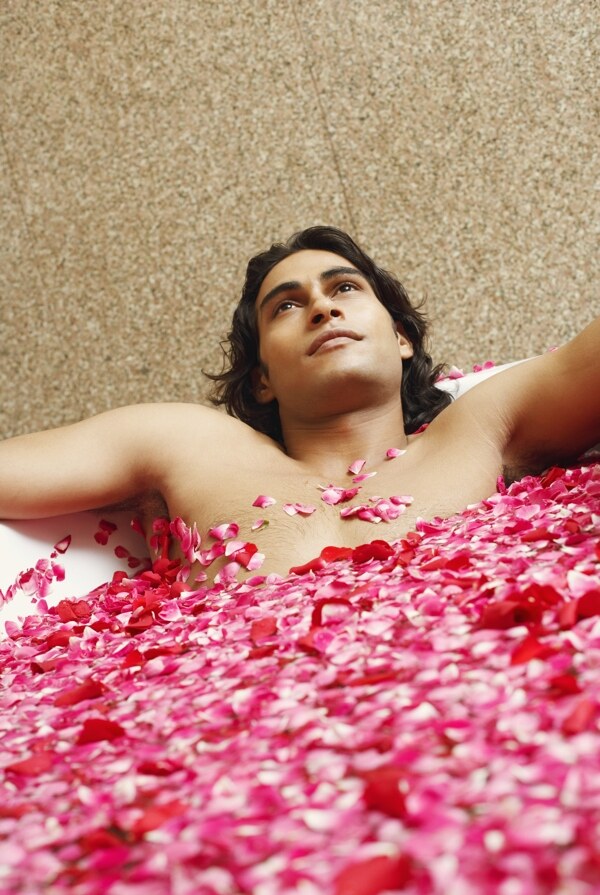 正在泡玫瑰浴的印度男性图片
