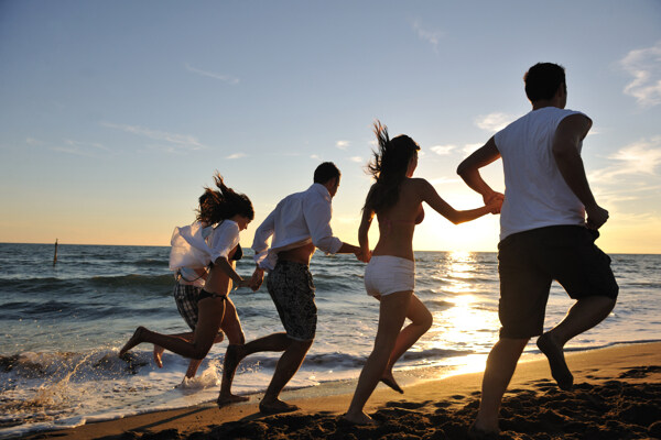 海滩奔跑的时尚青年图片