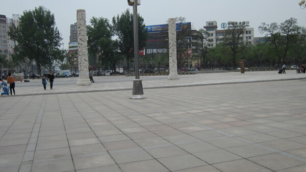 公园广场雕刻石柱图片