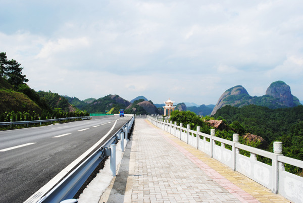 高速公路山上图片