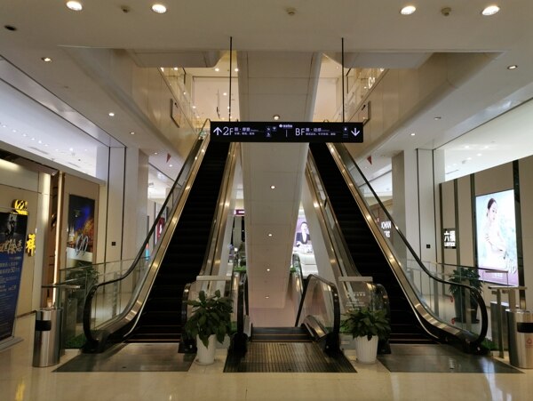商场里的自动扶梯