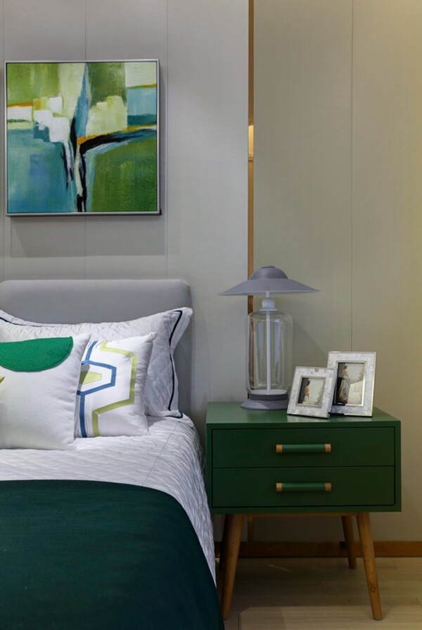现代时尚卧室深绿色床头柜室内装修效果图