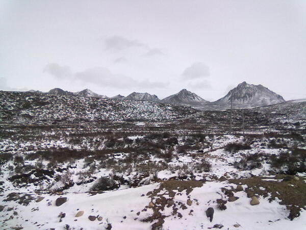 草原雪山