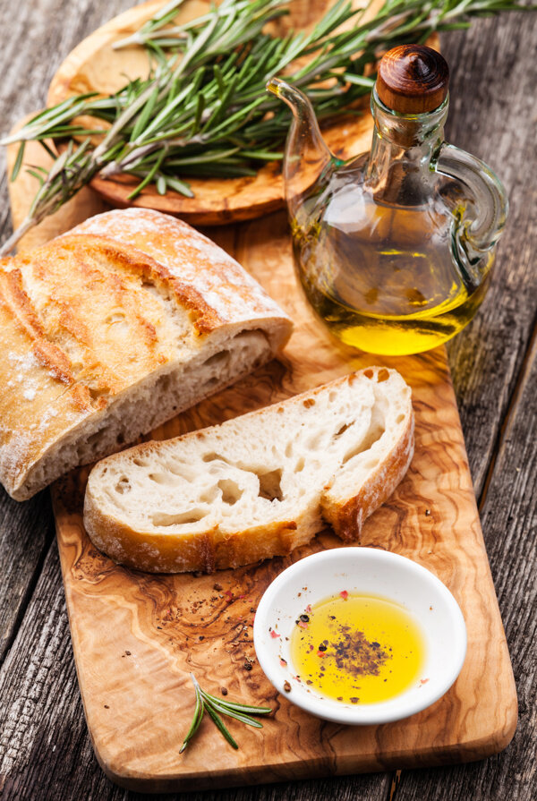 橄榄油与面包