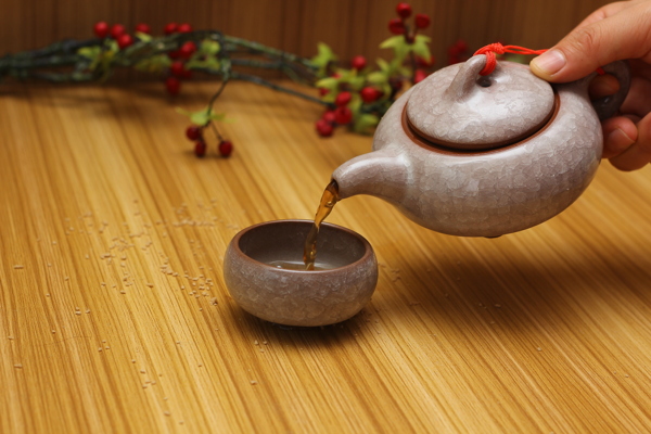 唯美茶壶倒茶图