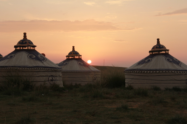 日出蒙古包图片